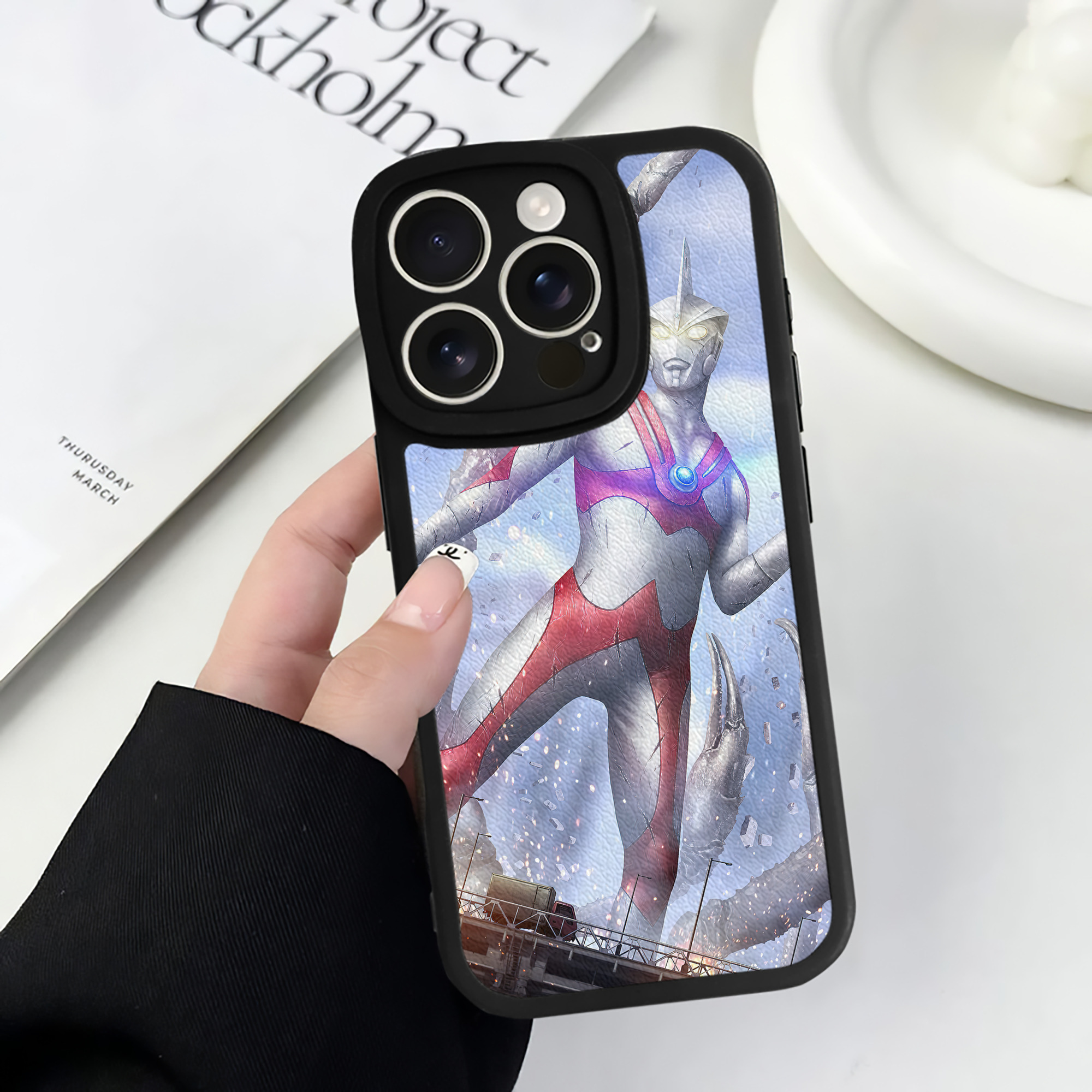 （画像用） ウルトラマン Ultraman 【iPhone 16シリーズ対応】シリコンスマホケース（レザー調） 材質：シリコン